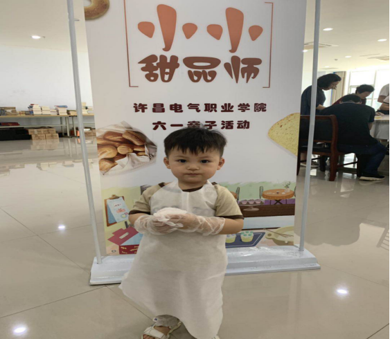 开云网页版登录入口举办“庆六一”教职工亲子烘焙活动